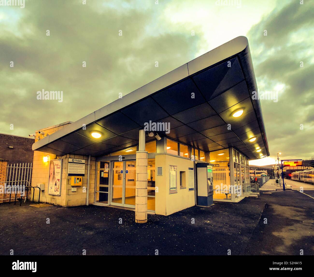 La gare de Largs, tôt le matin. L'Écosse. UK. - Image de stock capturée avec un smartphone