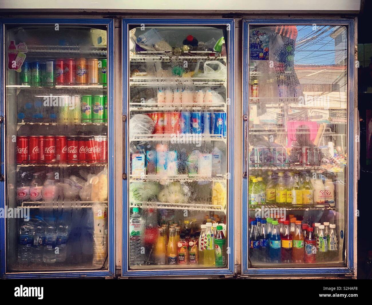 Transpiration du réfrigérateur commercial en raison de la chaleur intense, Thaïlande - Image de stock capturée avec un smartphone