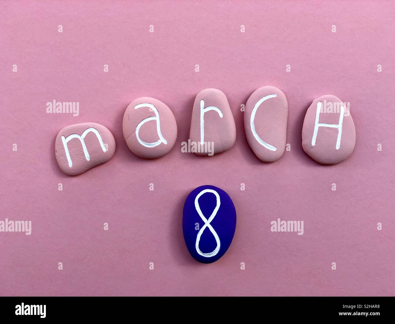 8 mars, Journée de la femme celabrated avec pierres de couleur rose sur fond rose Banque D'Images