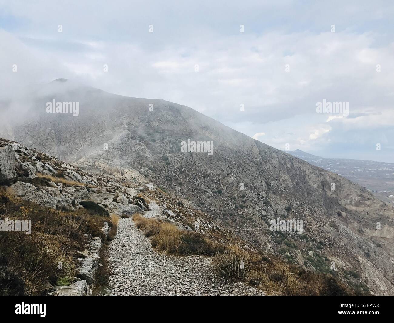 Ancienne Théra à Santorin. Des chemins étroits à travers la Nature Banque D'Images