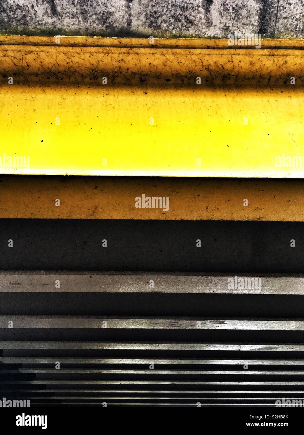 Dessous de pont avec bande jaune d'avertissement Banque D'Images