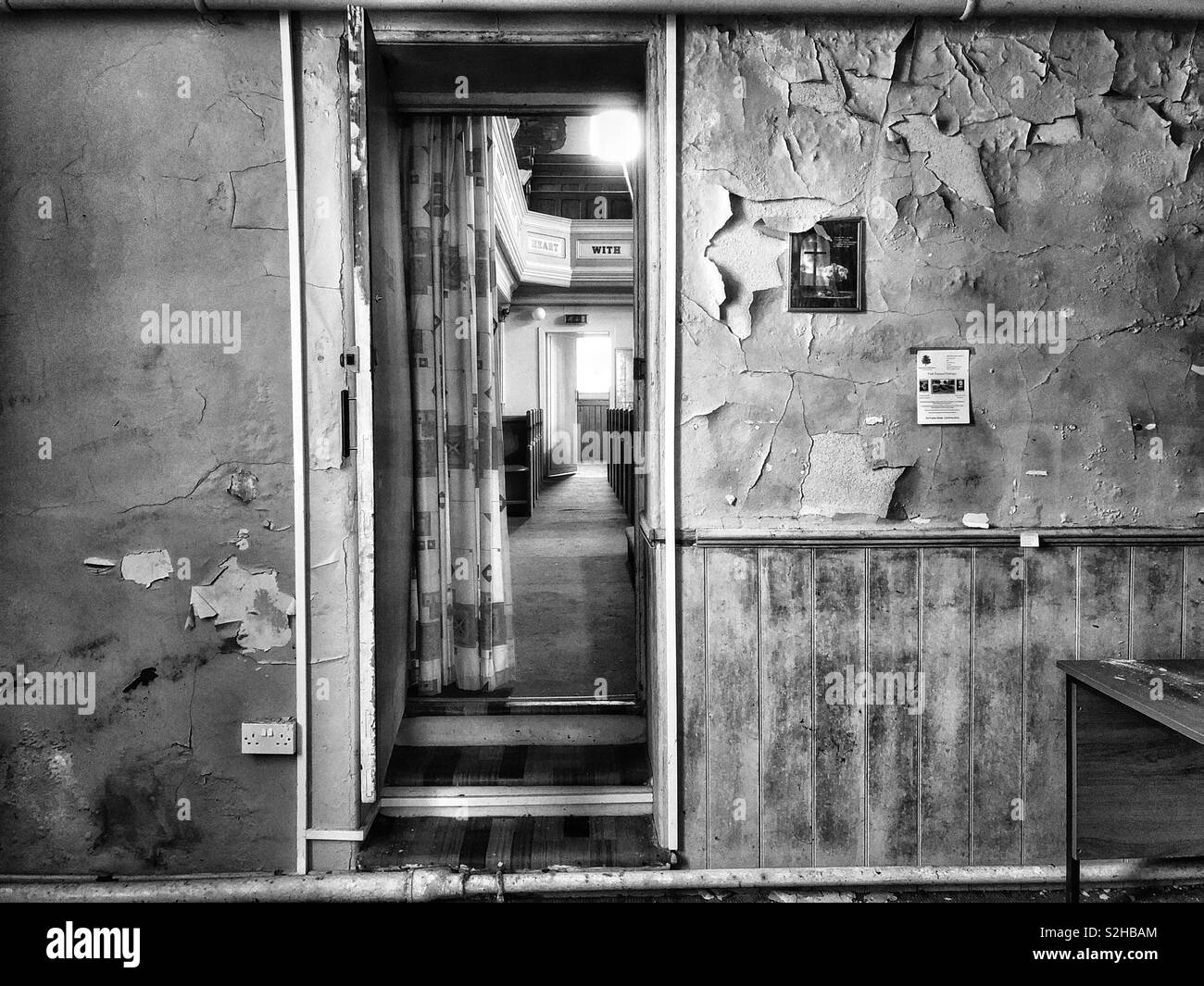 Vieille porte dans un bâtiment de l'église abandonnée. - Image de stock capturée avec un smartphone