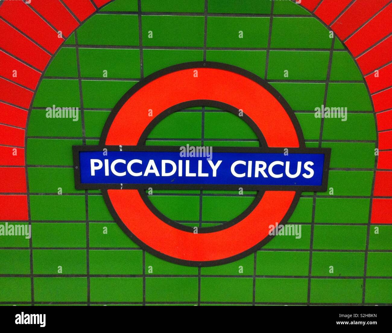 Signe de métro Piccadilly Circus coloré fait avec des tuiles. Londres, Angleterre Banque D'Images