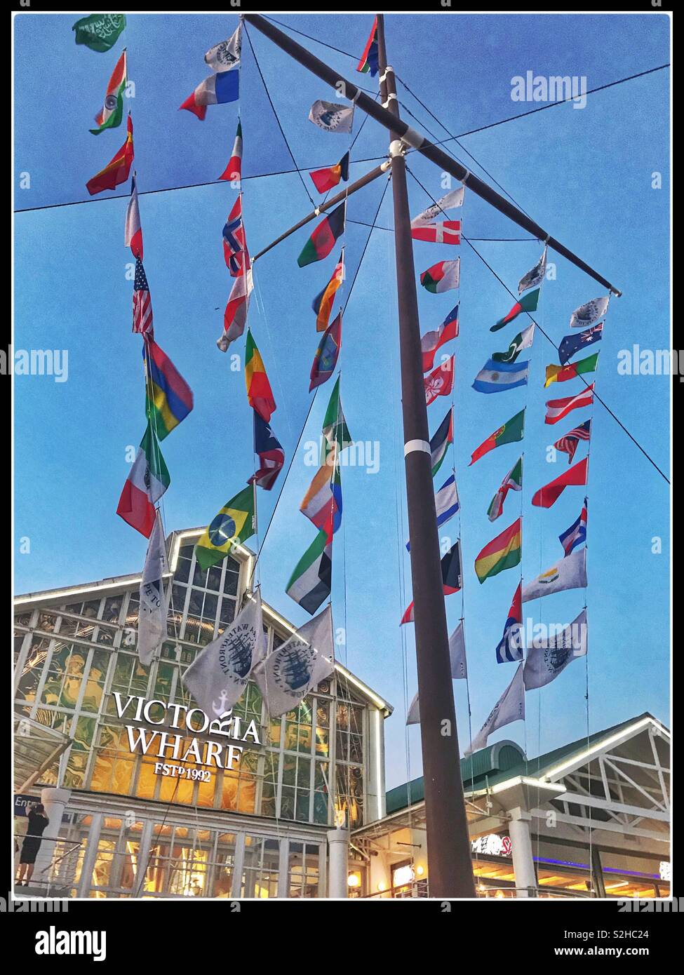 Drapeaux colorés au Victoria Wharf dans le V&A Waterfront, Cape Town, Afrique du Sud. Banque D'Images