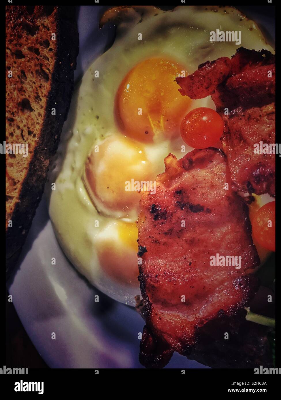 Assiette petit-déjeuner avec trois oeufs. Banque D'Images