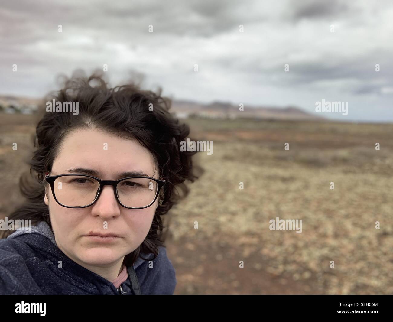 Femme en colère dans les montagnes - Image de stock capturée avec un smartphone