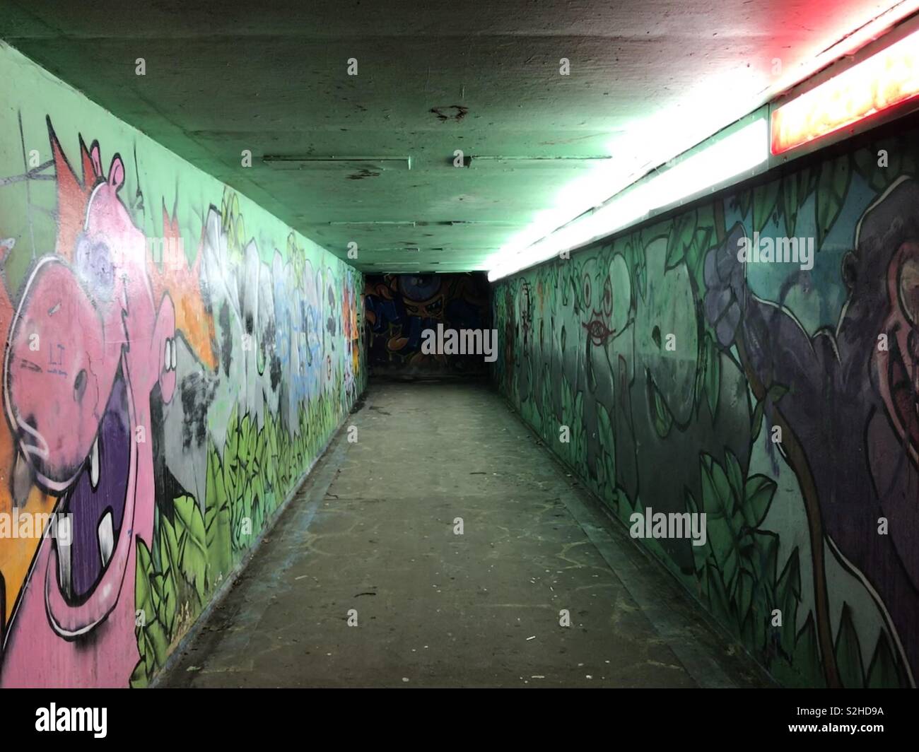 Un passage souterrain du métro, dans la ville de graffitis et de bandes d'éclairage. Banque D'Images