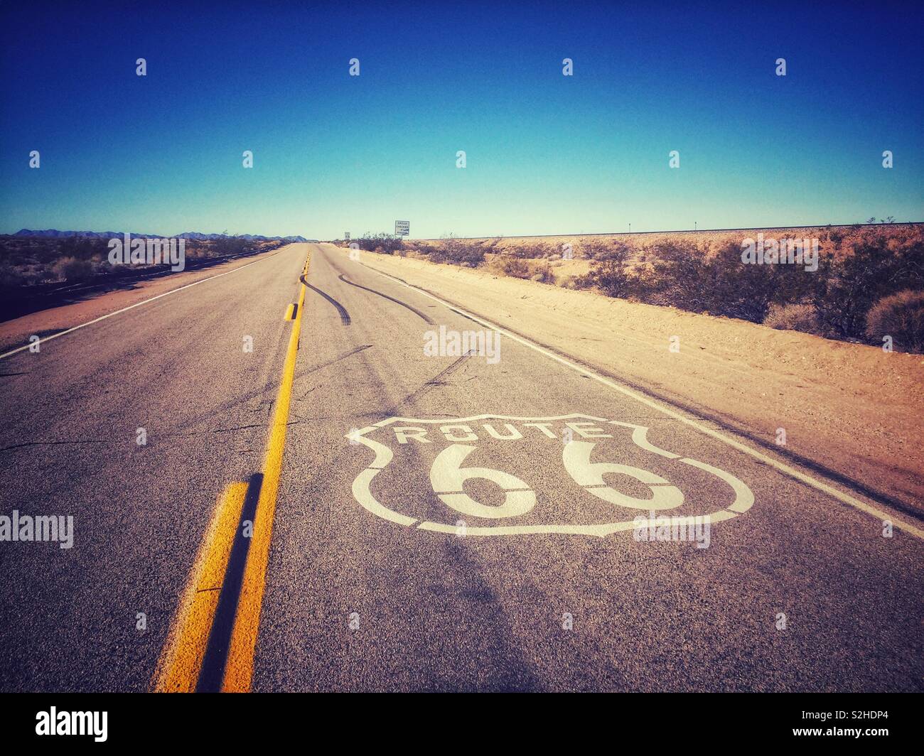 La route 66, connue sous le nom de Mother road depuis le roman de Steinbeck Les raisins de la colère. Banque D'Images