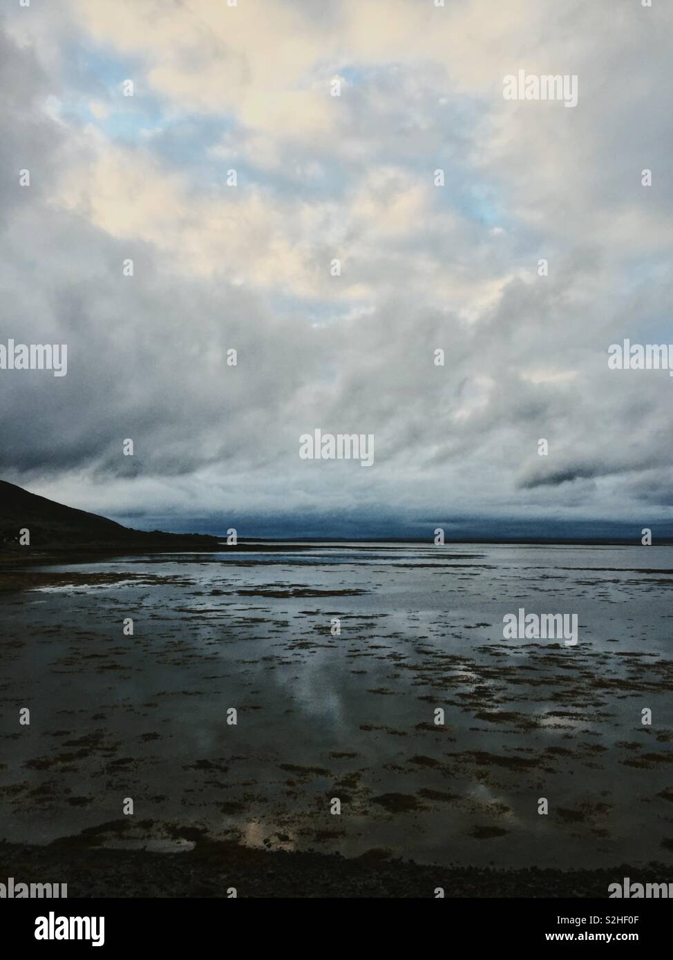 Océan Atlantique répond à la côte le long de la manière sauvage de l'Atlantique en Irlande. - Image de stock capturée avec un smartphone