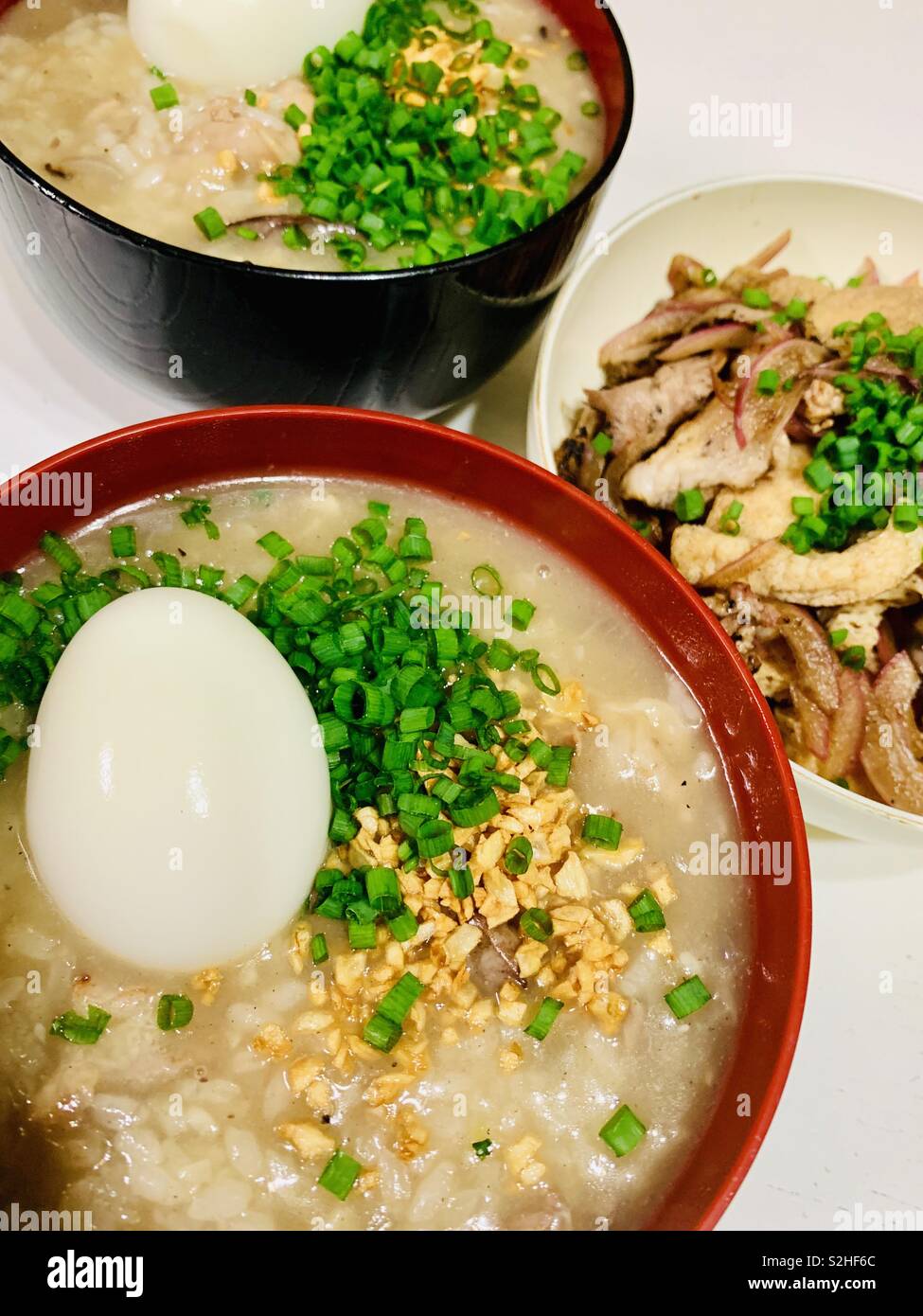 Nourriture philippine. Arroz Caldo avec du porc et du Tofu fry. Banque D'Images