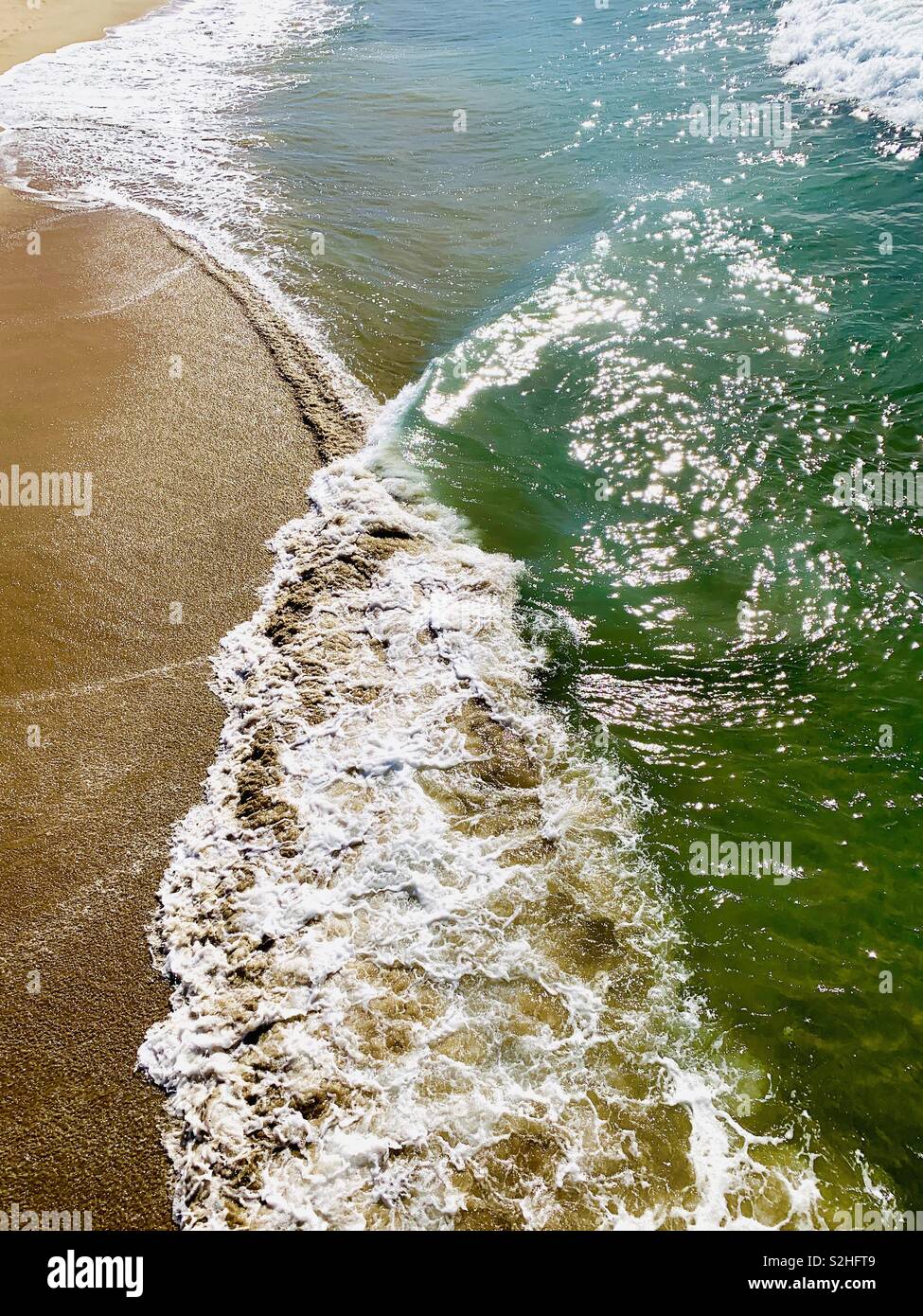 Photo prise à la verticale d'une vague se brisant sur le rivage. Manhattan Beach, Californie, États-Unis. - Image de stock capturée avec un smartphone