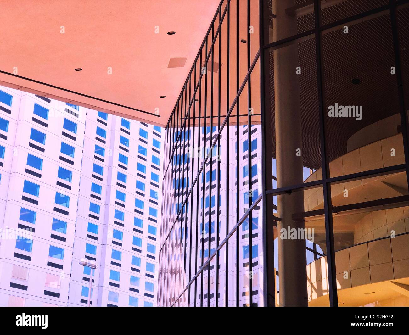 Abstrait architecture en rose et or en centre-ville de Spokane, WA - Image de stock capturée avec un smartphone