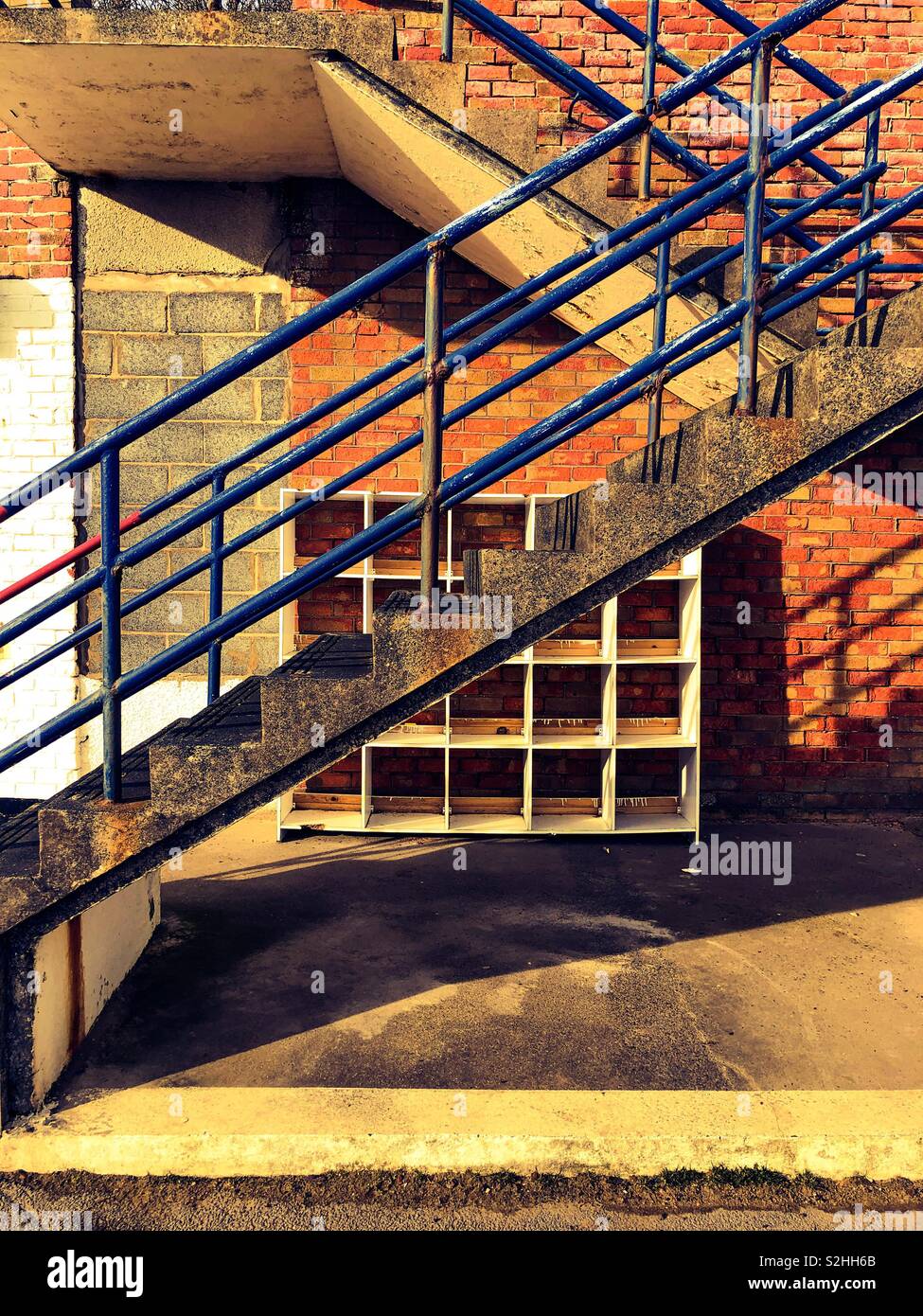 Résumé formé par un escalier et une gamme de matériaux de construction- brique, béton, bloc de Breeze, bois et métal - Image de stock capturée avec un smartphone