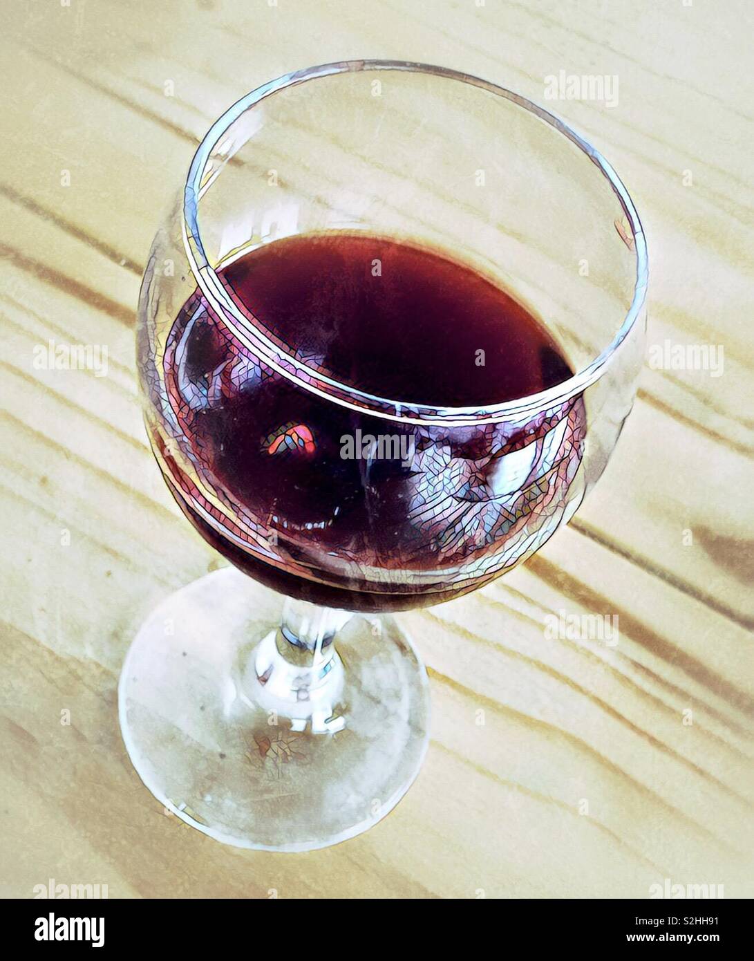 Verre de vin rouge sur la table en bois Banque D'Images