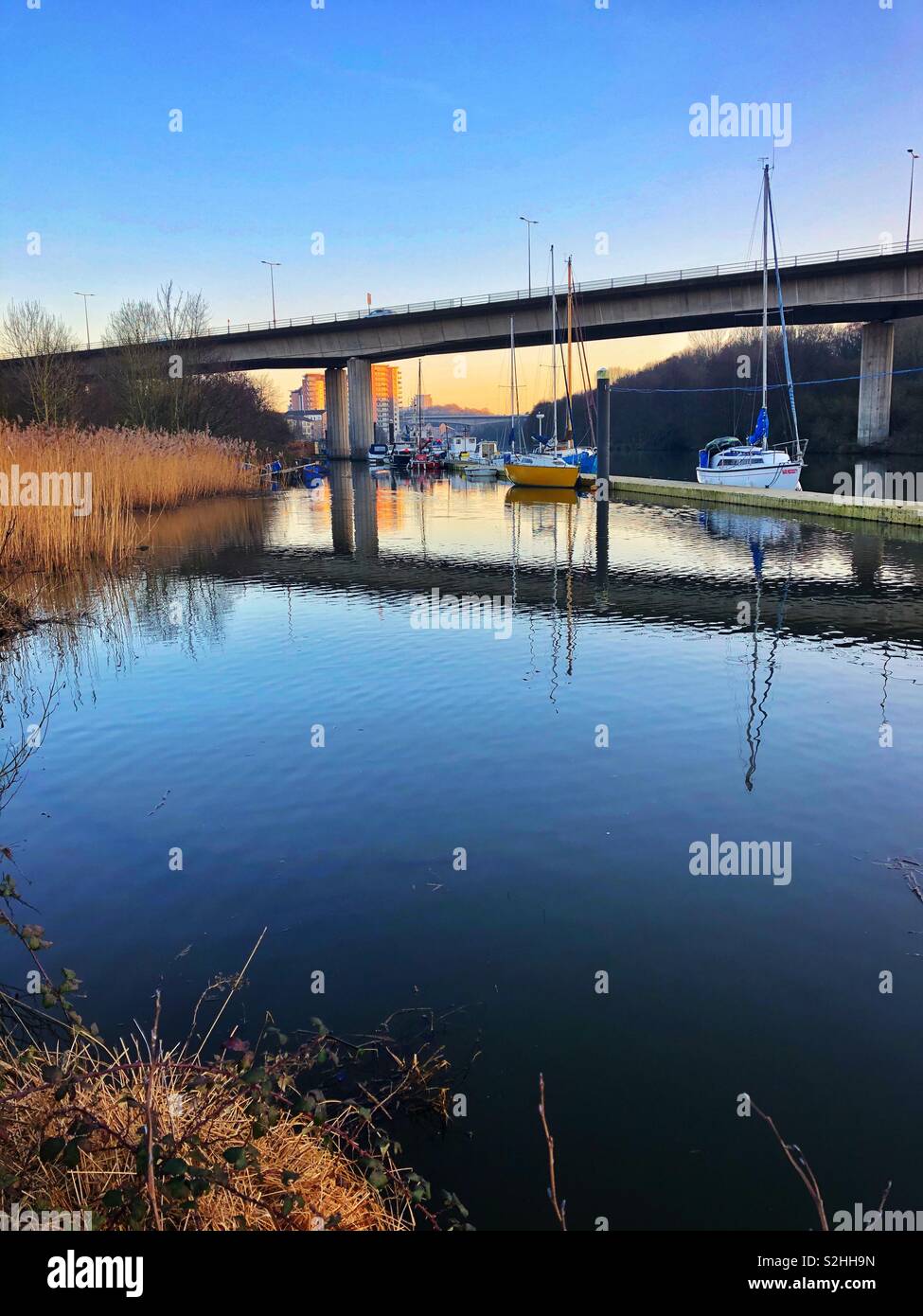 La rivière qui coule sous l'Ely A4232 road bridge, Cardiff, Pays de Galles, février. - Image de stock capturée avec un smartphone