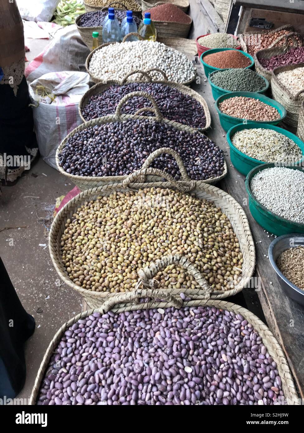 La vente de haricots et de trucs au marché - Image de stock capturée avec un smartphone