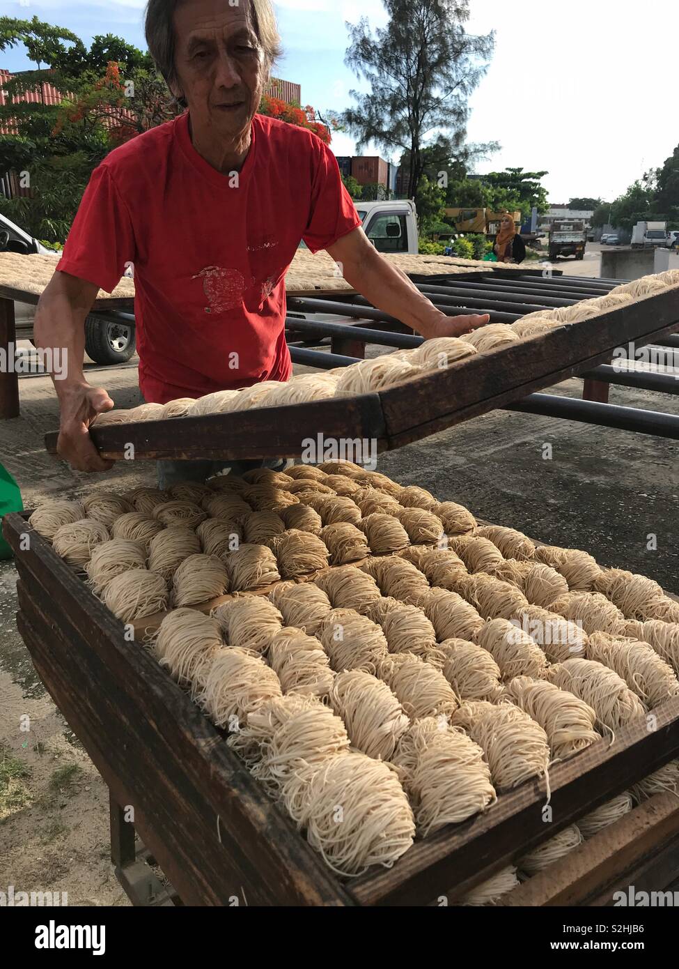 Plateaux empilables de nouilles sèches pour être stockés dans un endroit sec prix Banque D'Images