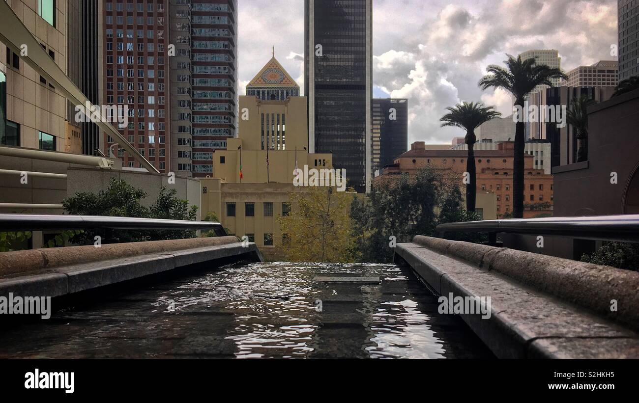 La branche centrale du centre-ville de Los Angeles public library, entouré de gratte-ciel. Vue de plan d''eau à côté de la US Bank Tower Banque D'Images