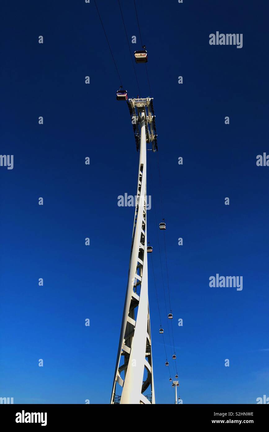 Le Téléphérique Emirates Air Line, London contre ciel bleu. - Image de stock capturée avec un smartphone