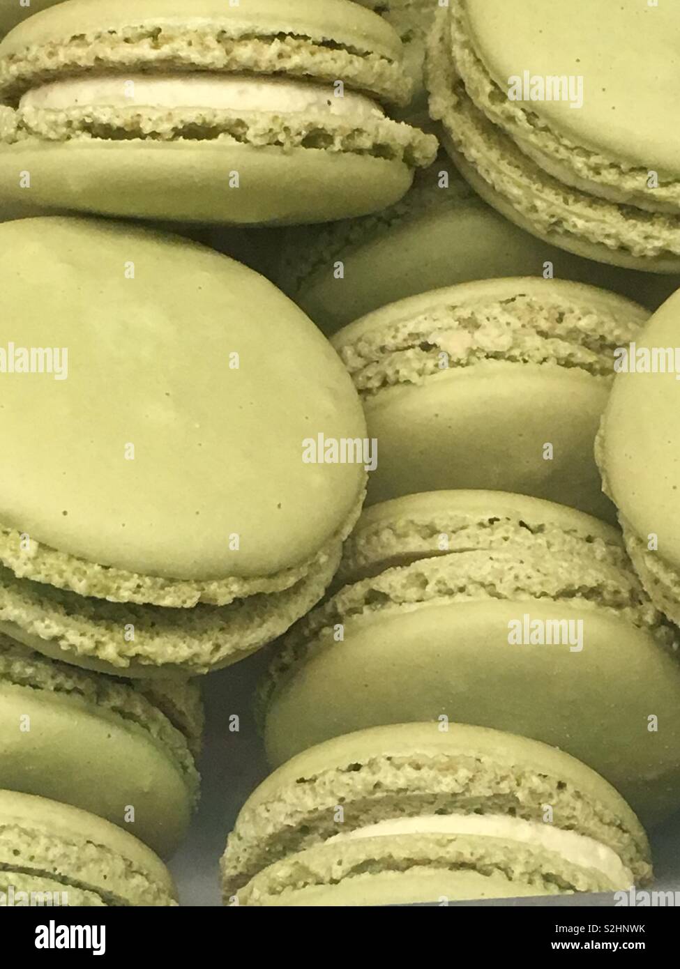 Pile de Biscuits macaron français vert entassés dans une assiette comme gâteries et de délicieux desserts. Banque D'Images