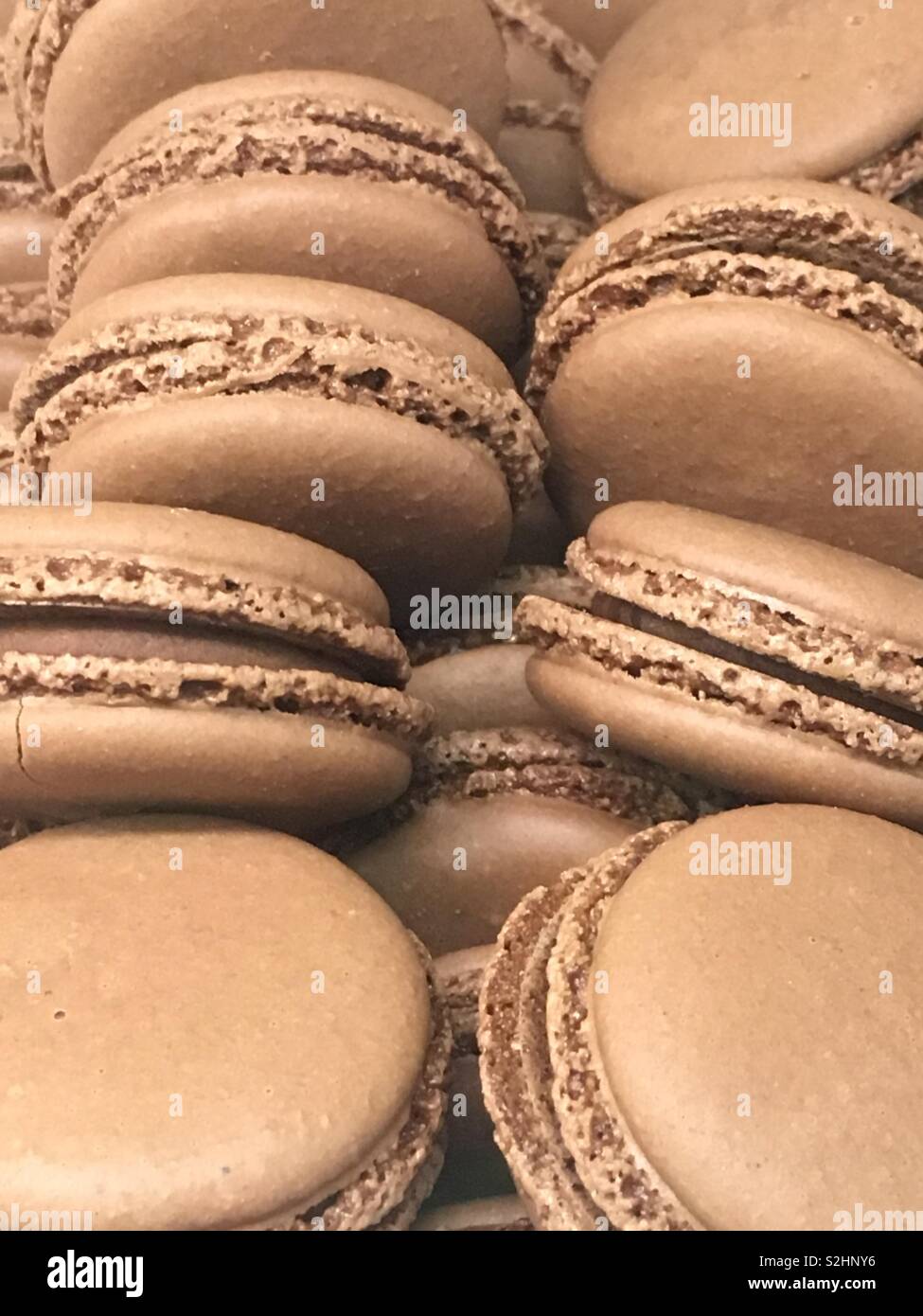 Délicieux chocolat macarons français avec garniture au chocolat comme un festin savoureux et dessert. Banque D'Images