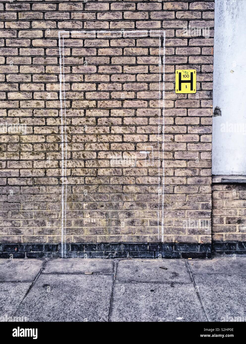 Porte peinte sur mur de brique. - Image de stock capturée avec un smartphone