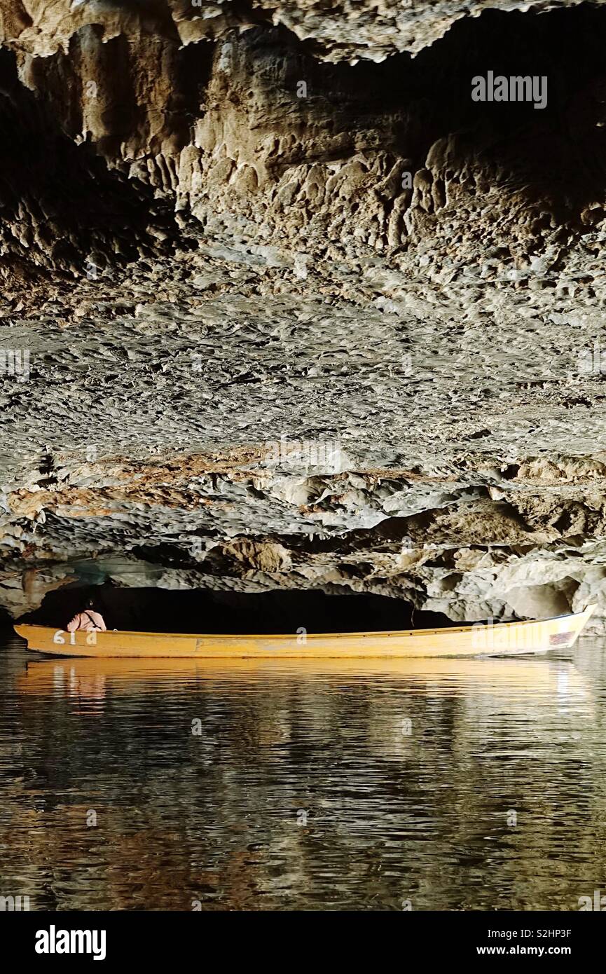 Voile caché dans une caverne sur une chaude journée d'été ensoleillée. Banque D'Images