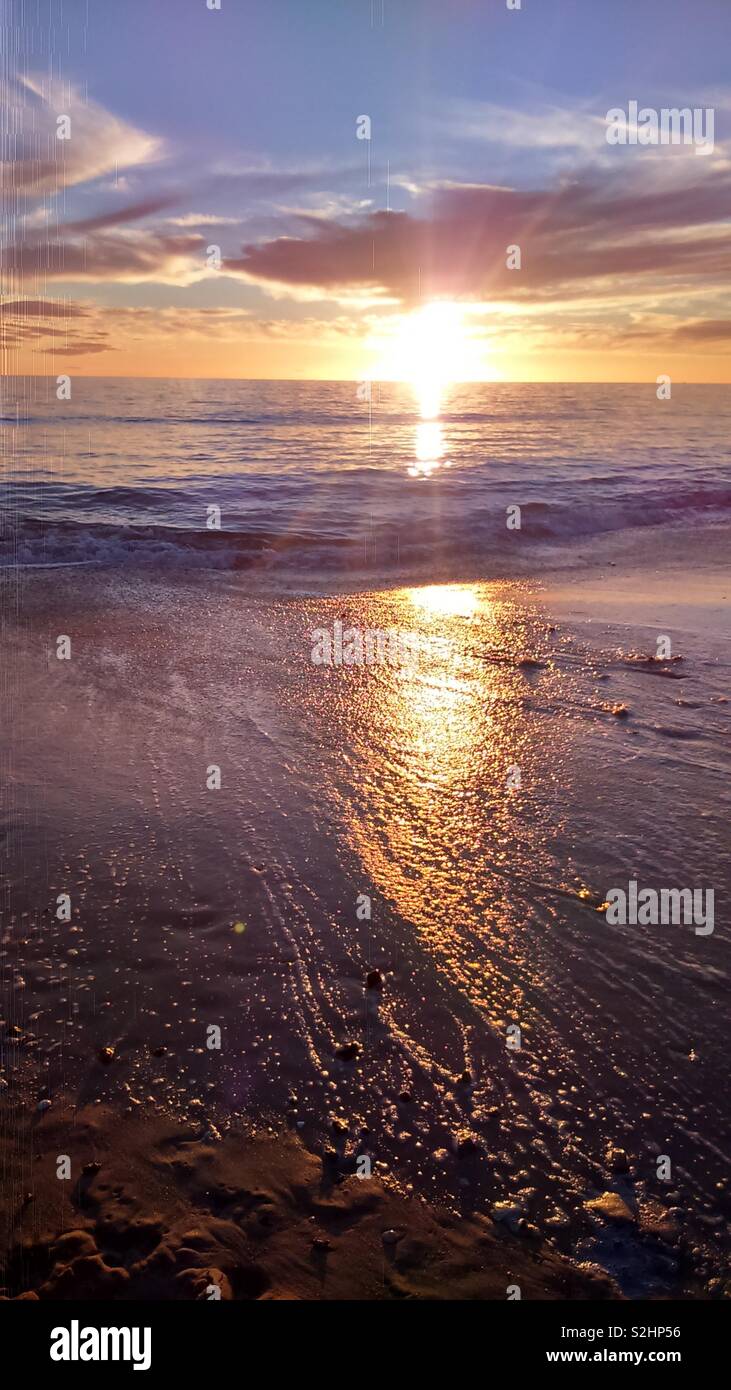 Coucher du soleil sur une mer mousseuse Banque D'Images