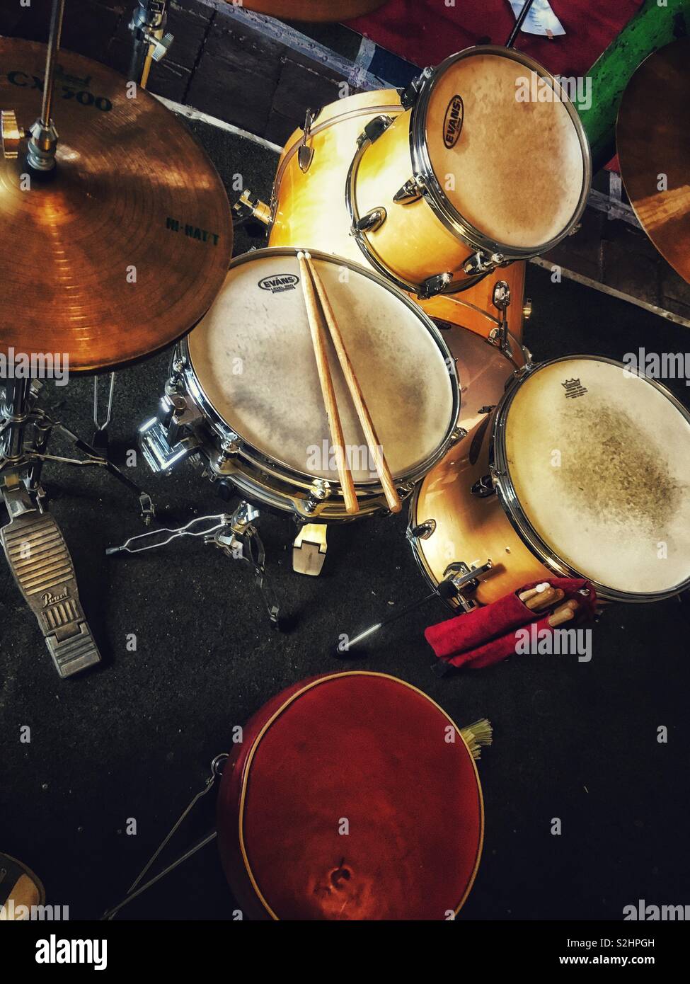 Un kit de batterie jazz à quatre pièces Photo Stock - Alamy