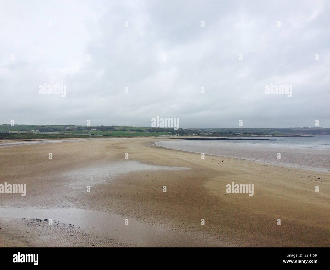 Sauvage et magnifique plage vide avec aucun peuple sur un jour de l'automne gris Irlande Ardmore - Image de stock capturée avec un smartphone