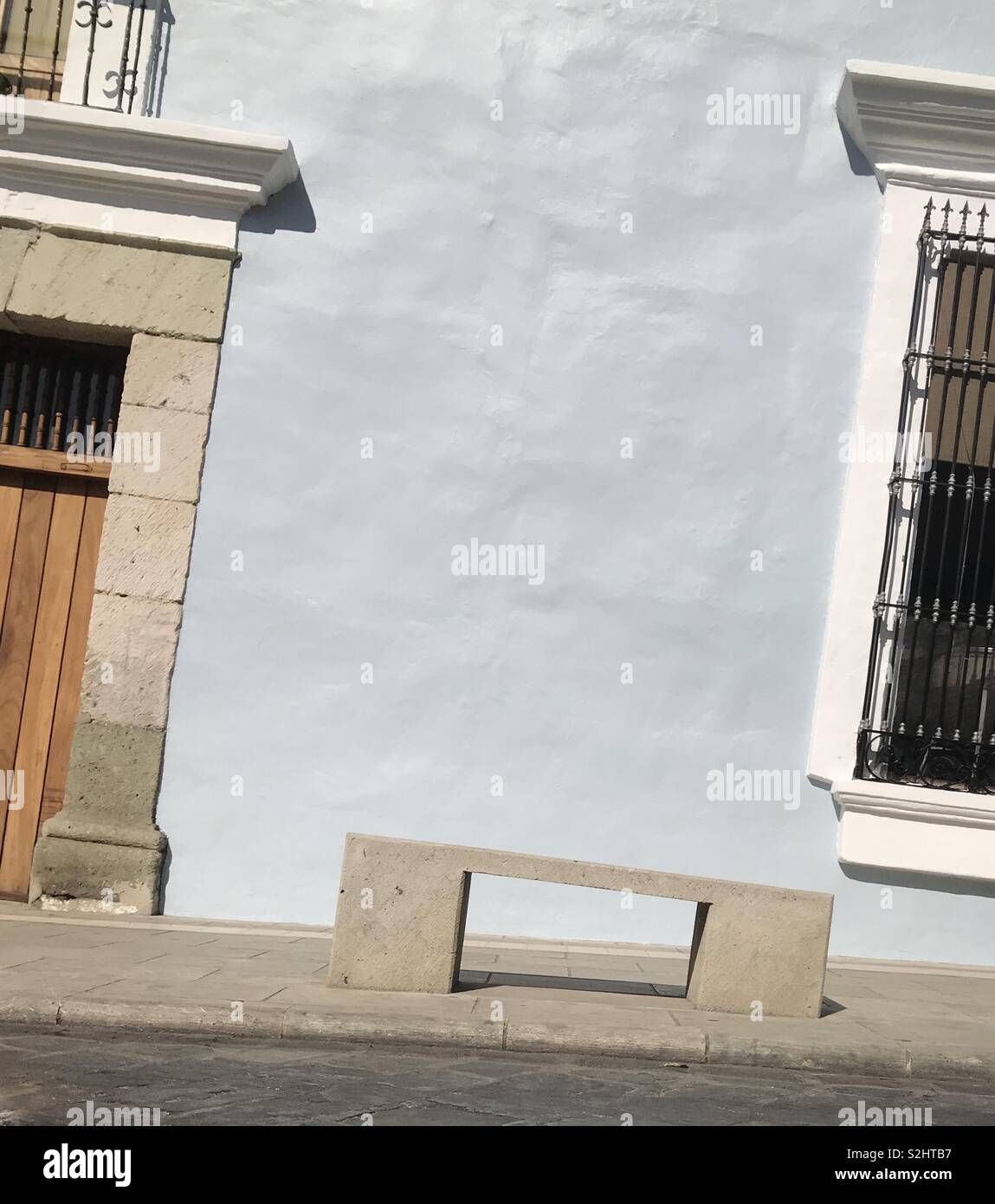 Un autre point de vue. Perspective légèrement asymétrique sur deux fenêtres et banc de la rue. Oaxaca de Juarez, Oaxaca, Mexique. 16 Septembre 2019 Banque D'Images