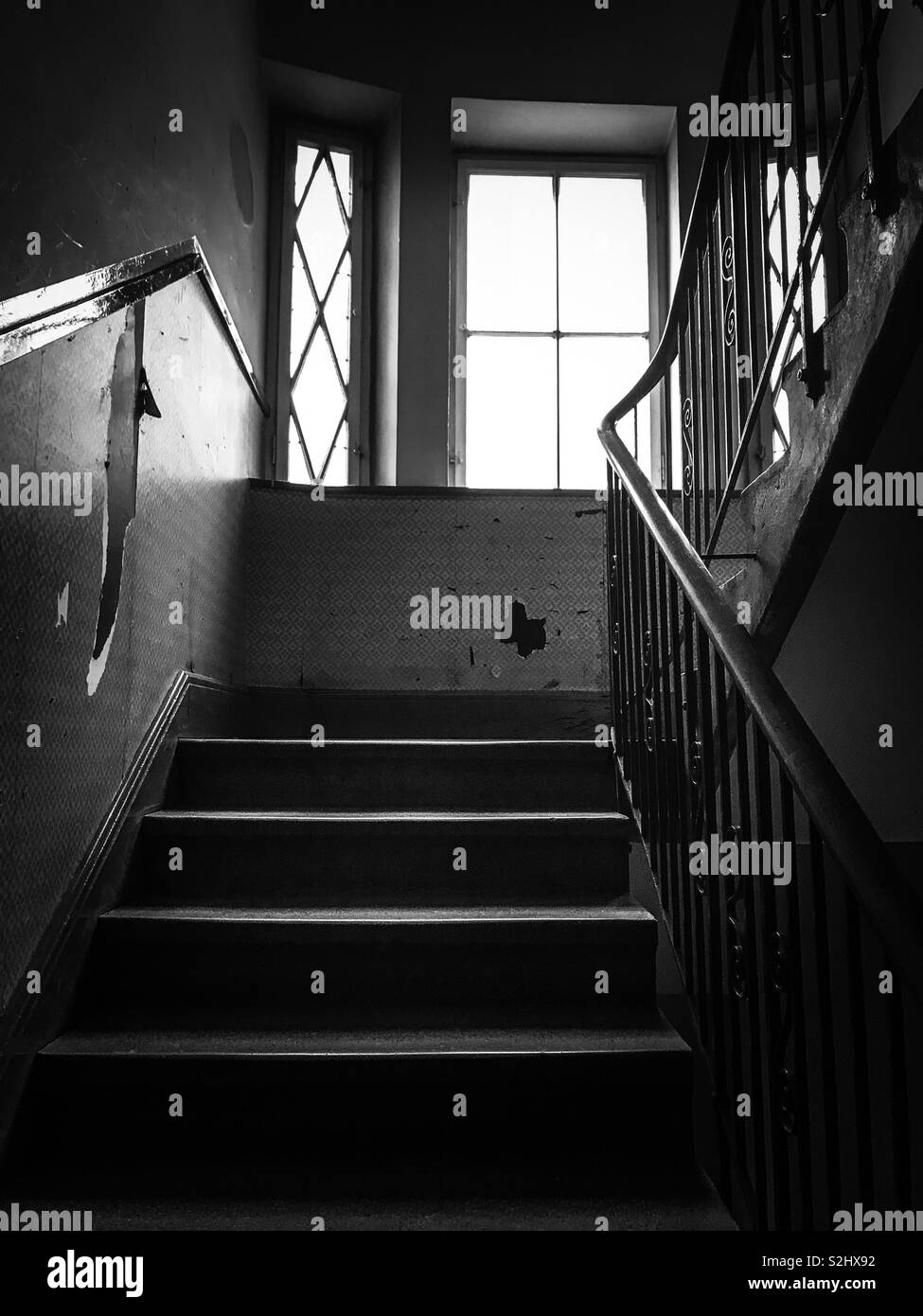 Escalier - Windows - Noir et Blanc Banque D'Images