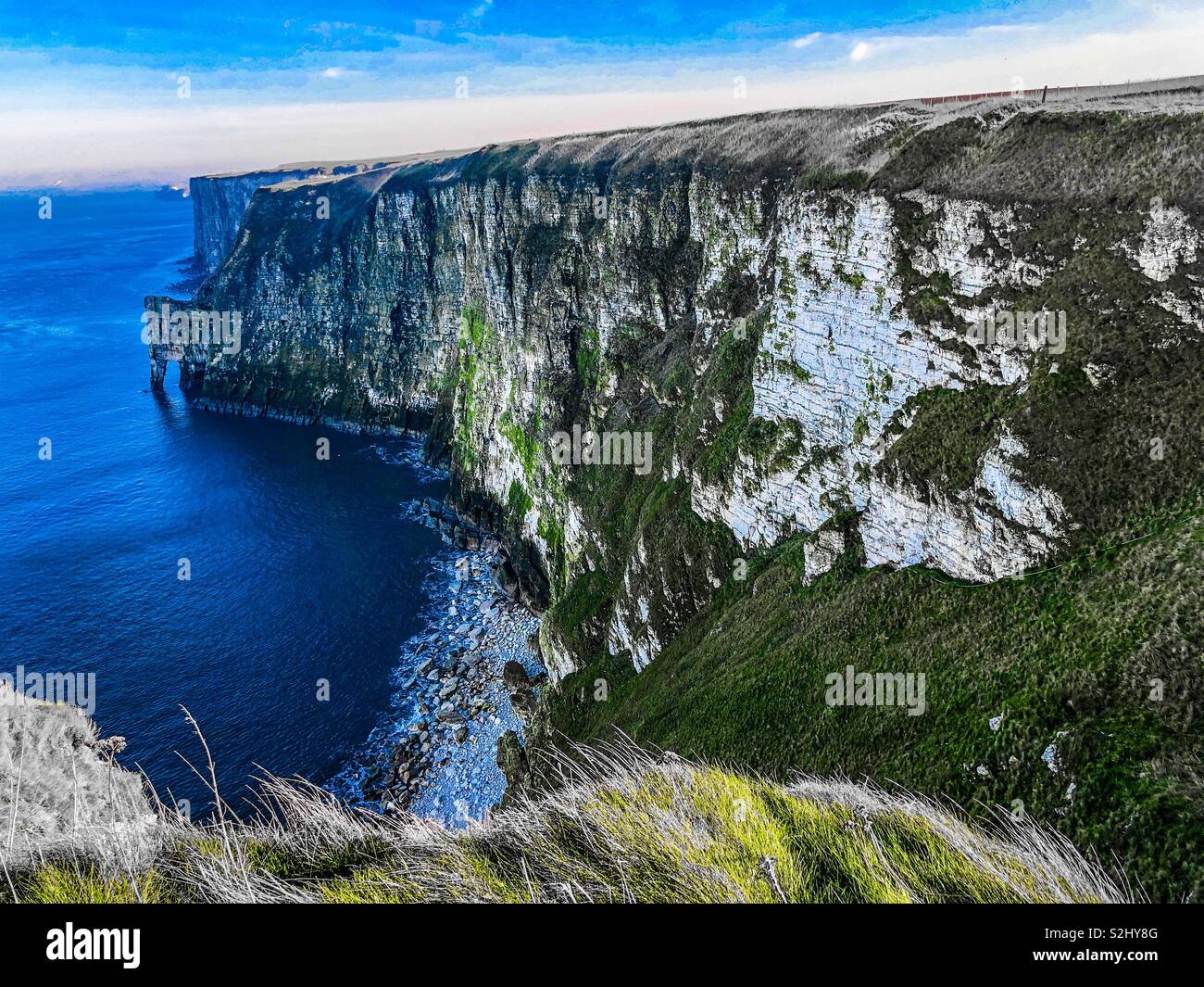 Les falaises de craie blanche 400 pieds avec arche naturelle - Image de stock capturée avec un smartphone
