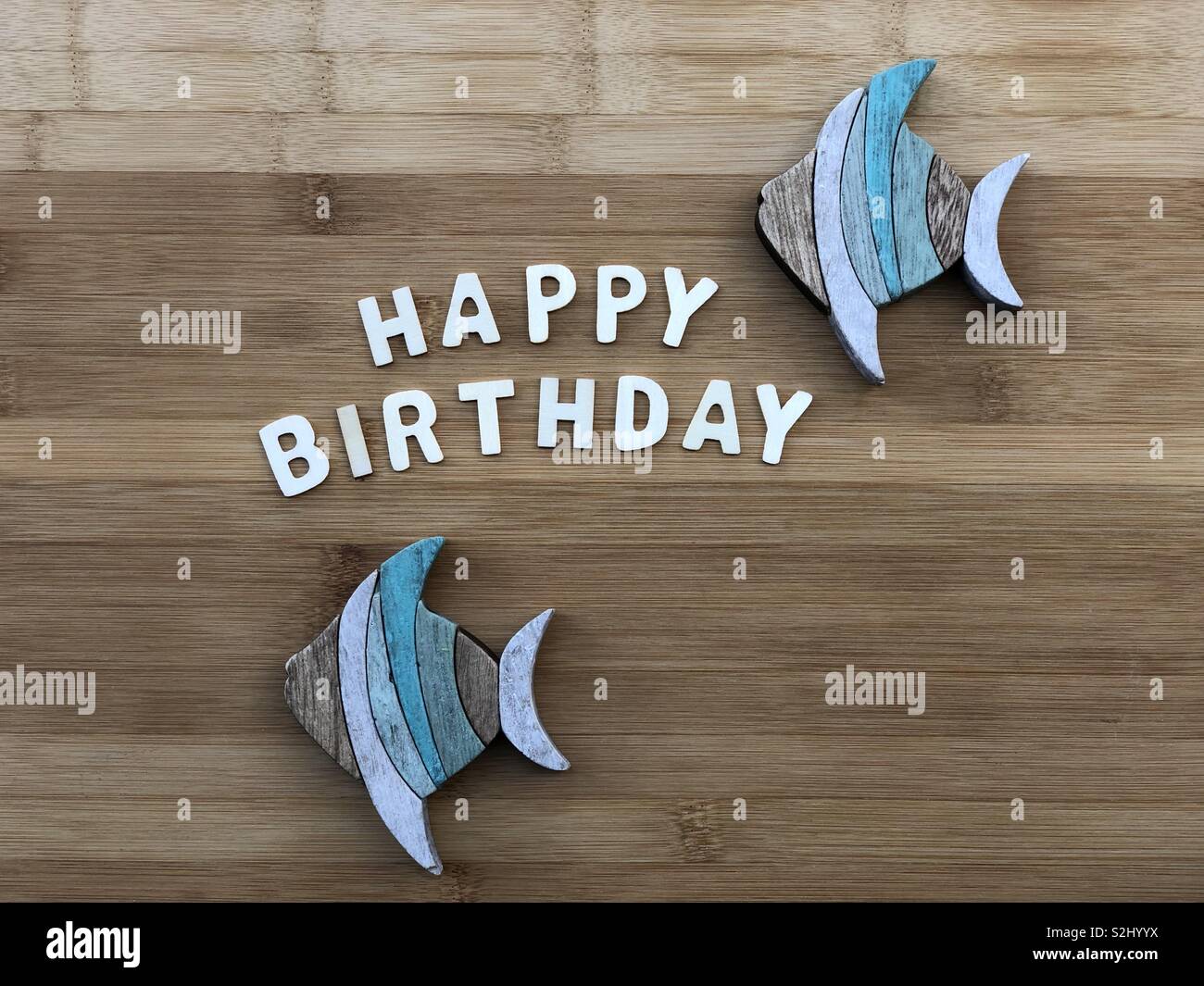 Joyeux Anniversaire Message Avec Des Lettres En Bois Et De Poissons En Bois Artistique Photo Stock Alamy Joyeux Anniversaire Message Avec Des Lettres En Bois Et De Poissons En Bois Artistique Photo Stock Alamy