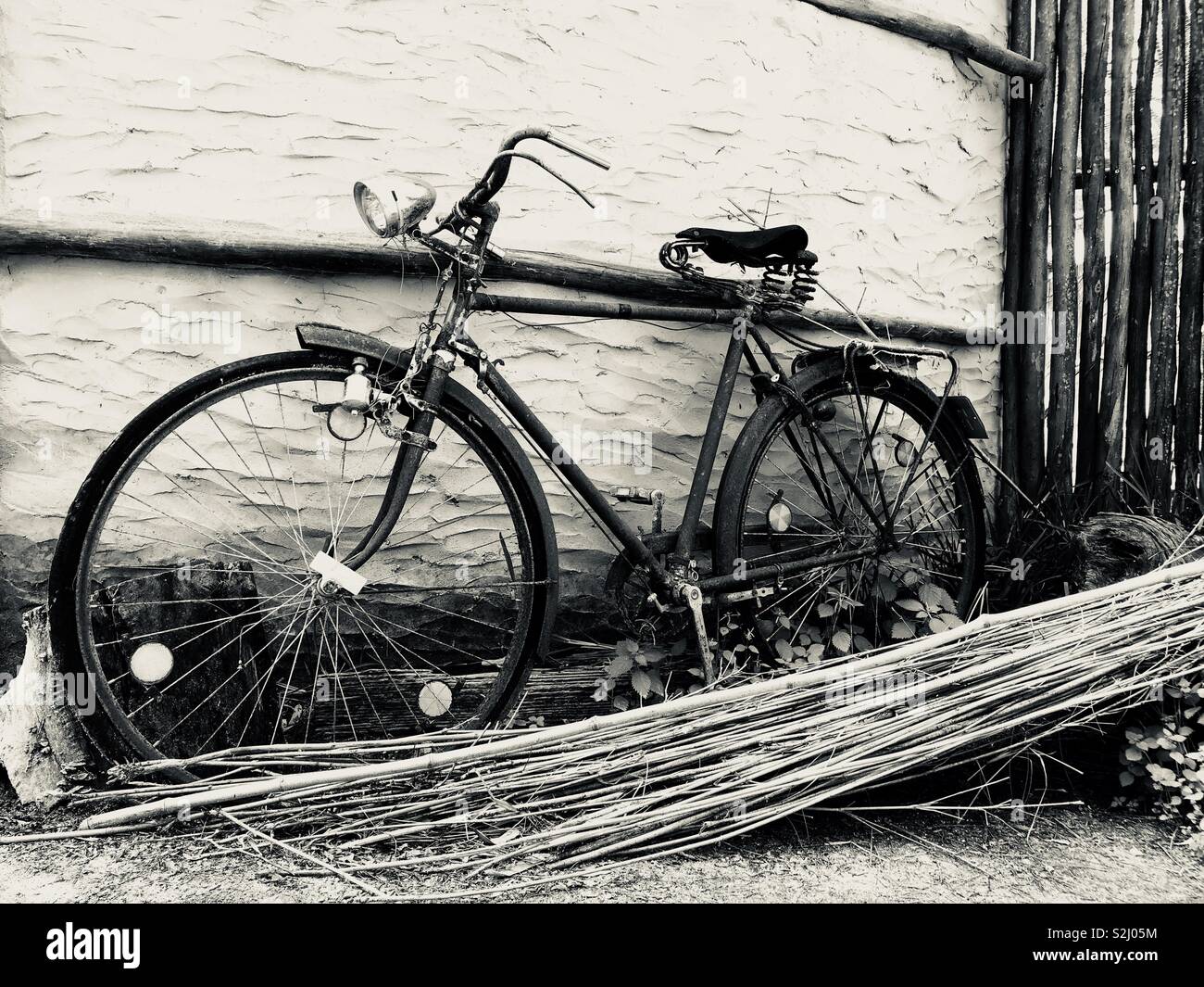 Old fashioned bike leaning against wall - Image de stock capturée avec un smartphone