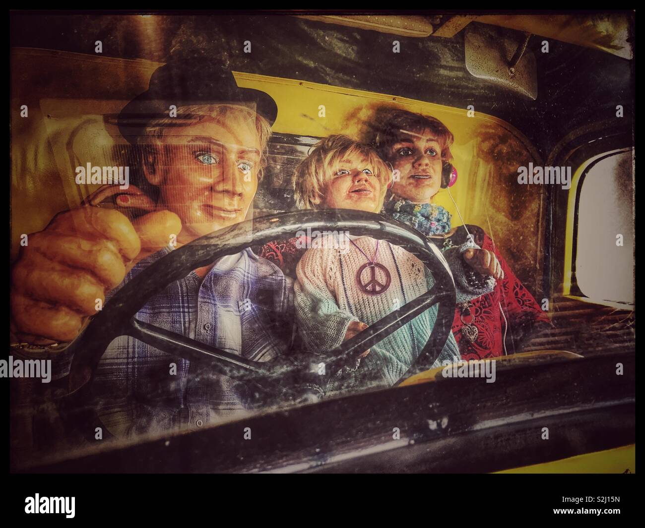 Chariot avec des mannequins dans la fenêtre d'affichage à Zetler blocage ferme de petits fruits , Stellenbosch, Afrique du Sud. Banque D'Images