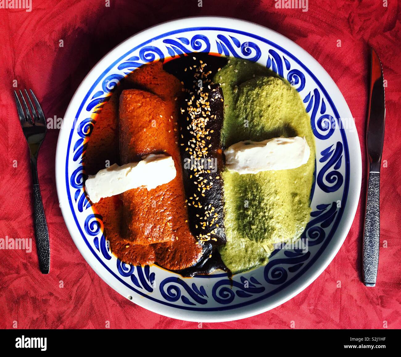 Les enchiladas avec sauce mole rouge, vert et chocolat sauce mole mole servi dans une sauce 'traditionnels' talavera poterie céramique à Santa Clara restaurant à Puebla, Mexique Banque D'Images