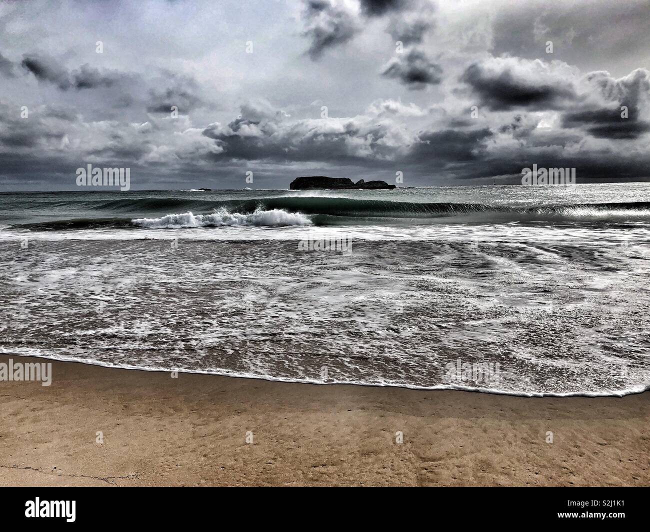 L'exécution de la mer sur la plage de jour de tempête Banque D'Images