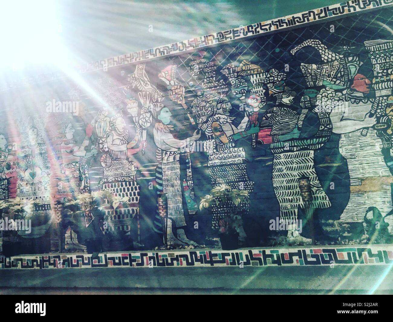 La lumière du soleil crée un cercle à l'intérieur de Casa Eterna en face d'une peinture murale avec des peintures mayas à Puebla, Mexique Banque D'Images