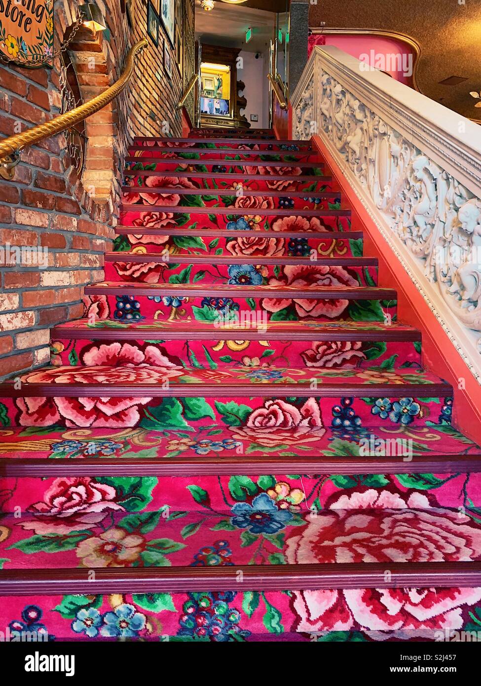 Tapis floral rose sauvage et à l'escalier Madonna Inn de San Luis Obispo en Californie - Image de stock capturée avec un smartphone