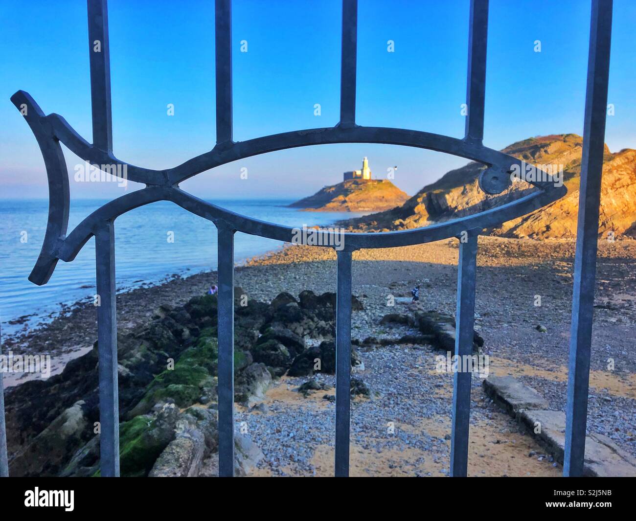 Phare de Mumbles, Swansea, Pays de Galles du sud-ouest, comme vu par le modèle de poisson metal forgé - Image de stock capturée avec un smartphone