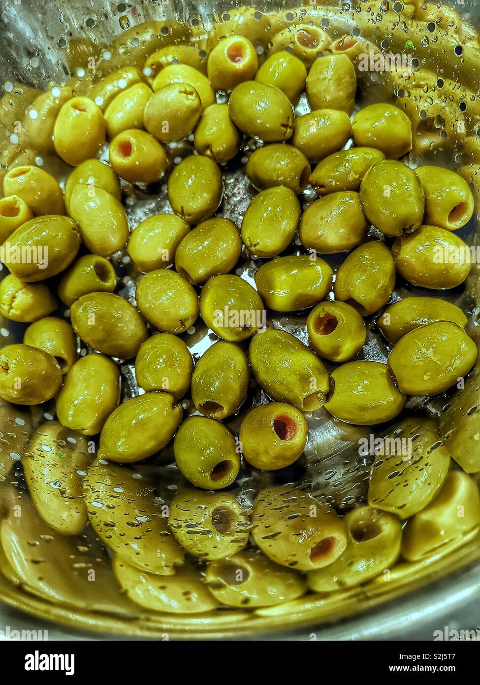 Olives vertes dans une passoire avec réflexion - Image de stock capturée avec un smartphone