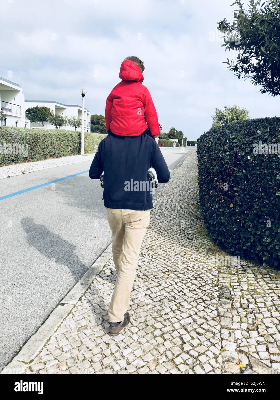 Le père avec son fils sur les épaules - Image de stock capturée avec un smartphone