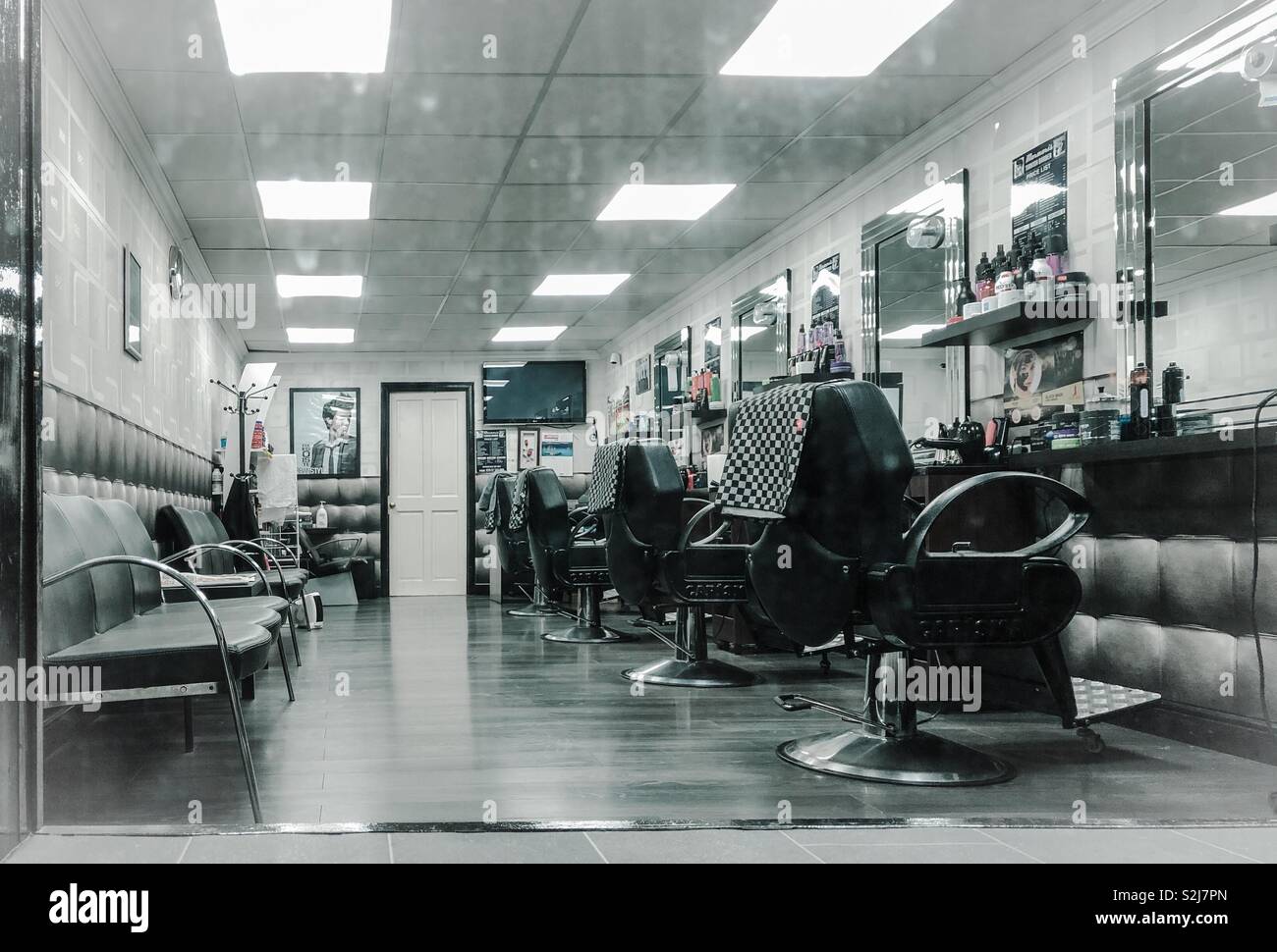 Vue à travers la fenêtre de barbershop. Glasgow. L'Écosse. UK. Banque D'Images