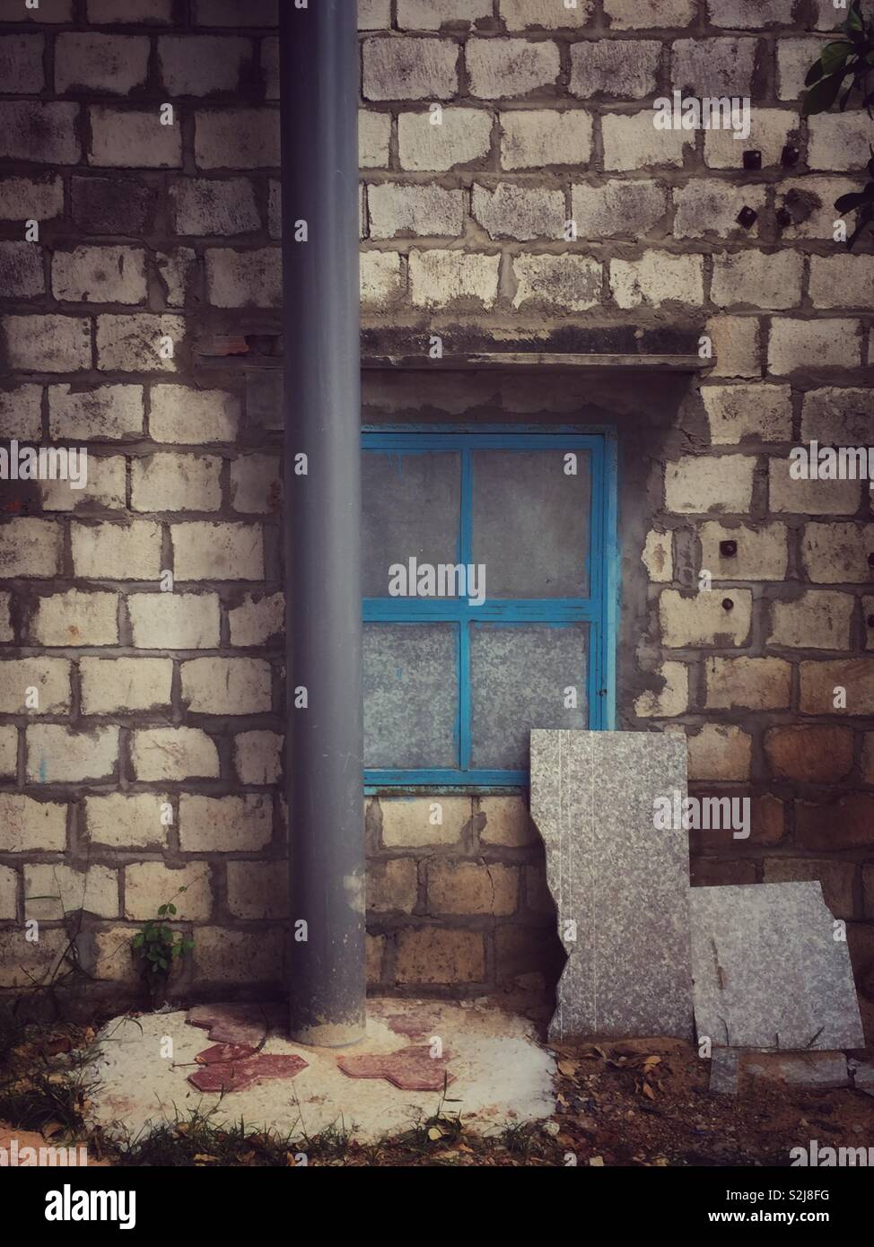 Une petite maison faite de briques. - Image de stock capturée avec un smartphone