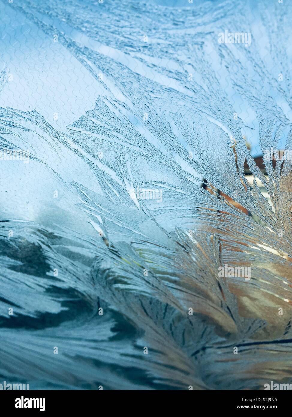 Les modèles de glace en verre givré sur fenêtre Banque D'Images