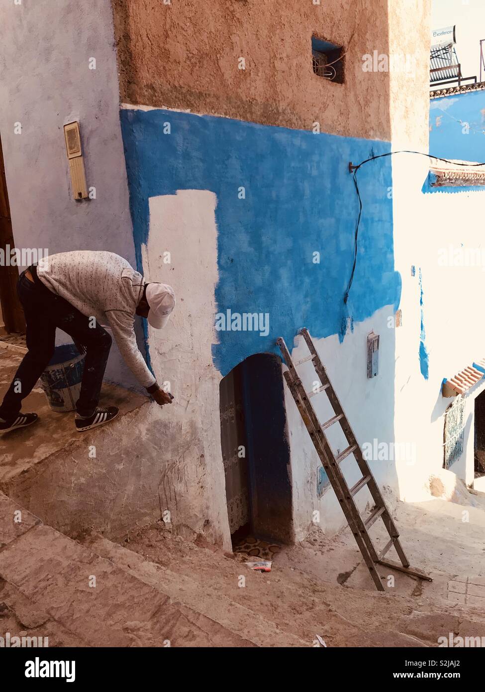 La Ville et la peinture bleu, au Maroc (Silhouette d'un peintre) Lieu : Chefchaouen, Maroc | Photographie Artiste : Monroe, Hiver 2018 Banque D'Images