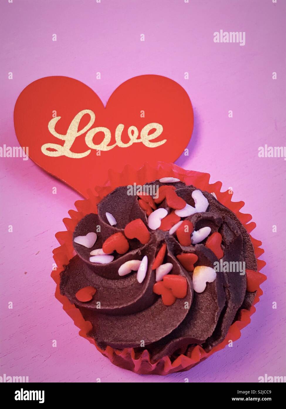 Sur le thème de l'amour chocolat cup cake avec coeur d'amour. Banque D'Images