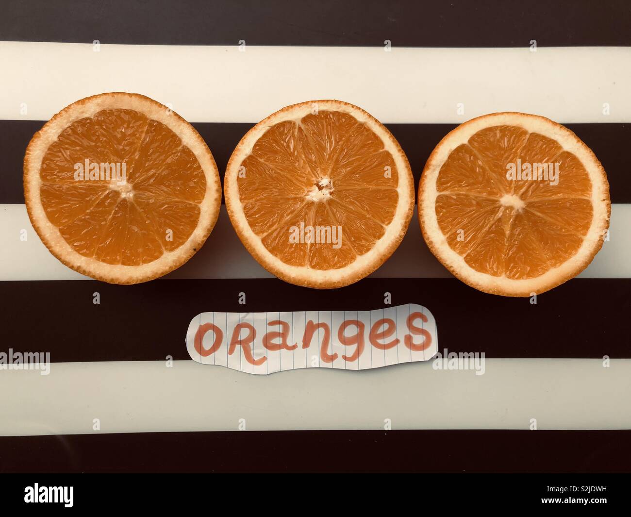 Trois oranges contre fond noir et blanc - Image de stock capturée avec un smartphone