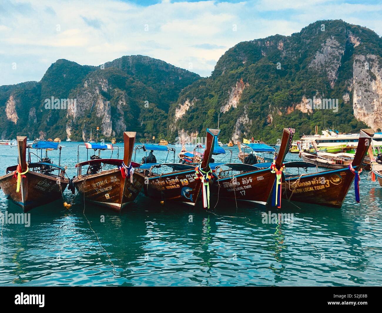 Longue queue des bateaux sur les îles Phi Phi, en Thaïlande. Banque D'Images